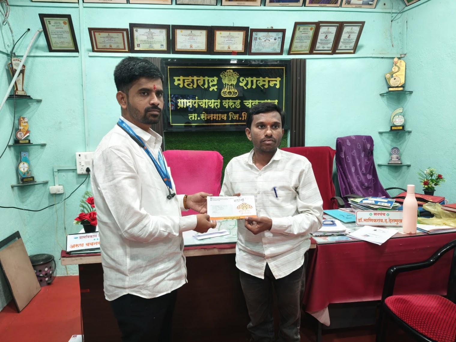 अपंग व्यक्तींना U I D कार्ड वाटप करताना 