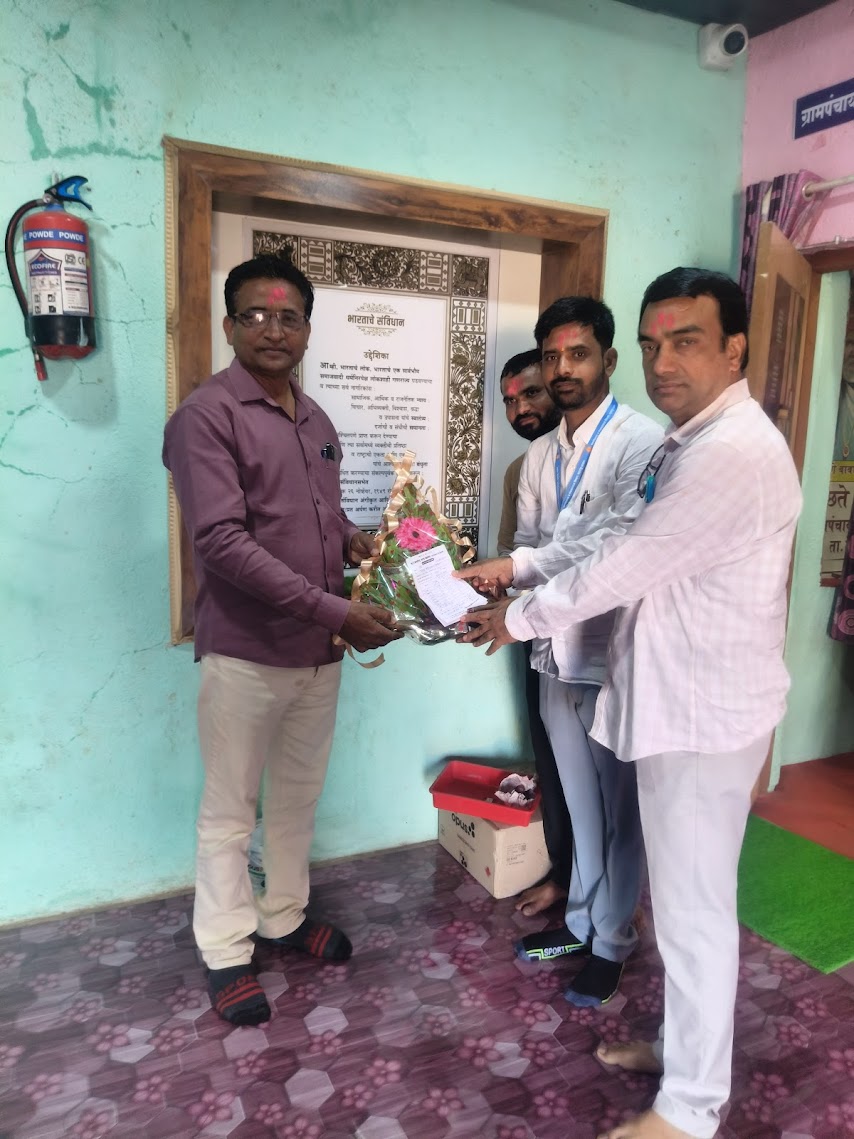 ग्रामपंचायत कार्यालय येथे ग्रा.प चा कर भरणा केल्याला व्यक्तीचा सत्कार करताना 