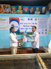 ग्रामपंचायत कार्यालय येथे ग्रा.प चा कर भरणा केल्याला व्यक्तीचा सत्कार करताना 