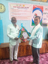 ग्रामपंचायत कार्यालय येथे ग्रा.प चा कर भरणा केल्याला व्यक्तीचा सत्कार करताना 